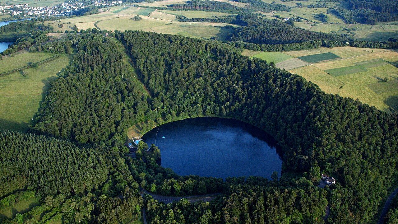 Luftaufnahme des Gemündener Maars an der Eifelsteig-Etappe bei Daun