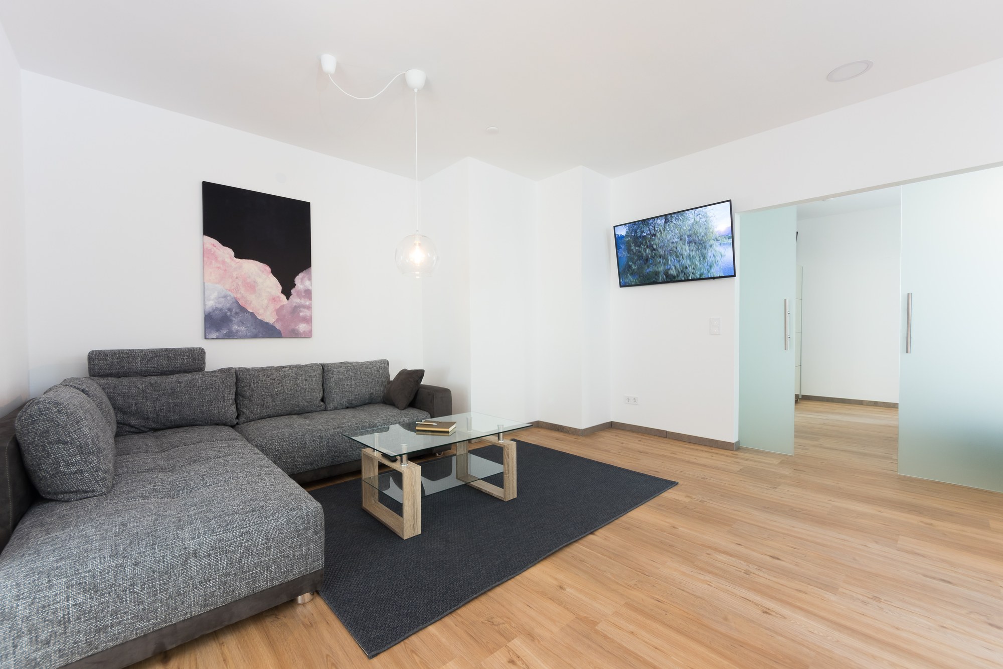 Sofabereich mit Fernseher der Ferienwohnung 3