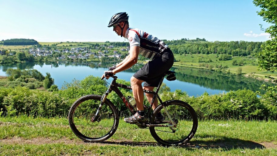 Radfahren an einem Maar in der Vulkaneifel
