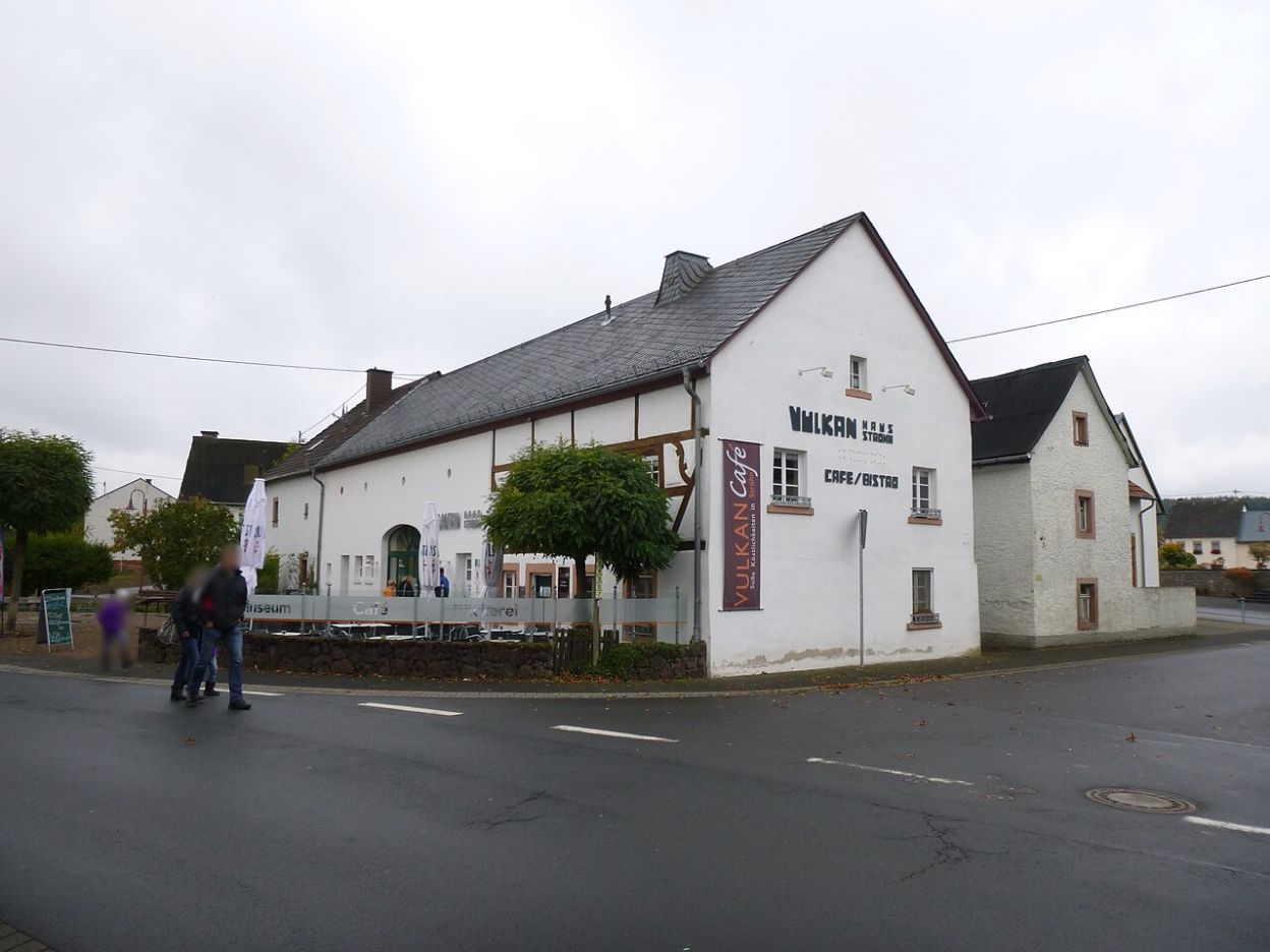 Vulkanhaus Strohn mit Gebäude und Vorplatz