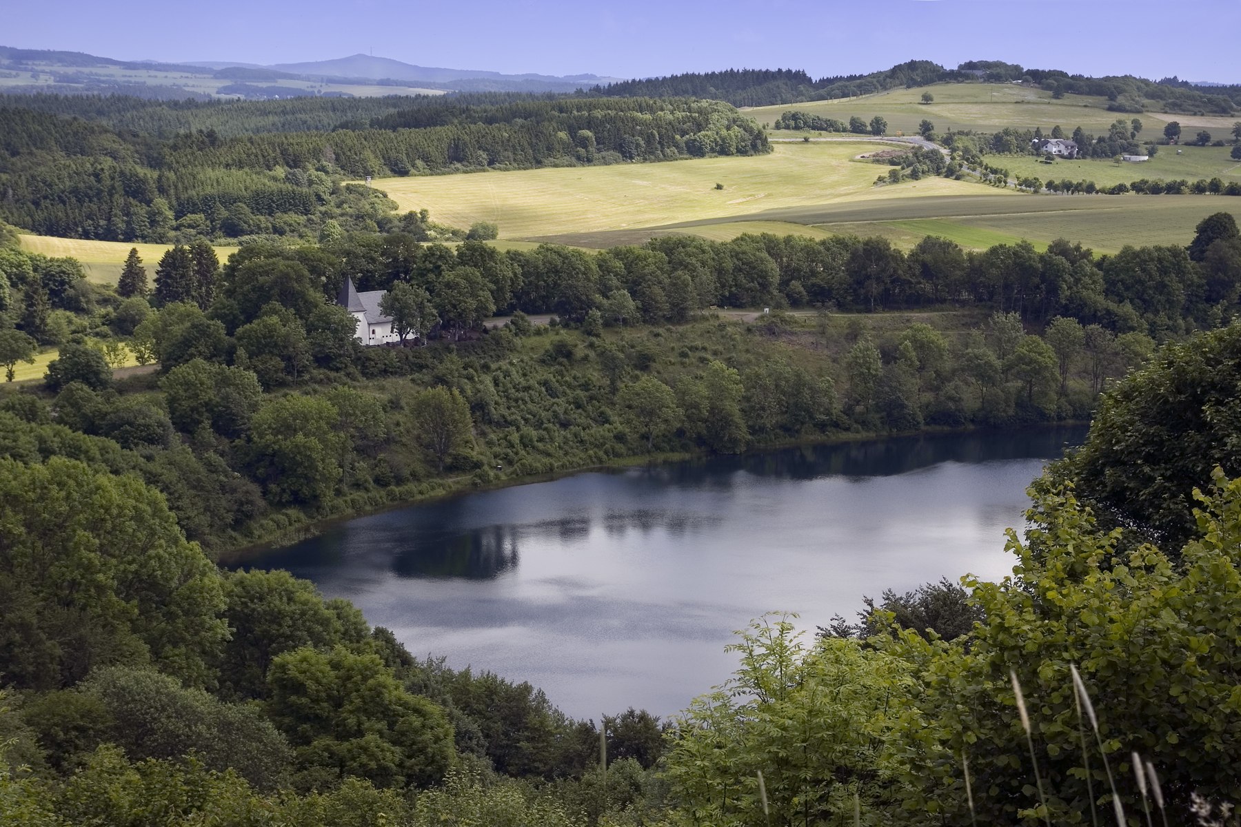 Weinfelder Maar mit umliegender Vulkanlandschaft